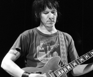 Elliott Smith's friends and families organize benifits in New York, L.A., Austin, and Portland
