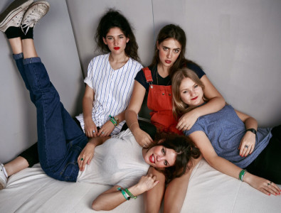 HINDS unveil new track "CHILI TOWN", sign to Lucky Number Music.