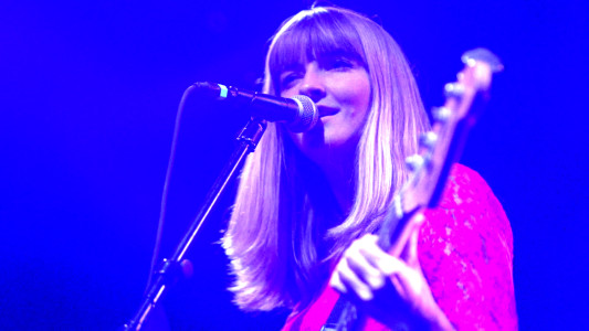 La Sera shares music video for "10 Headed Goat Wizard"
