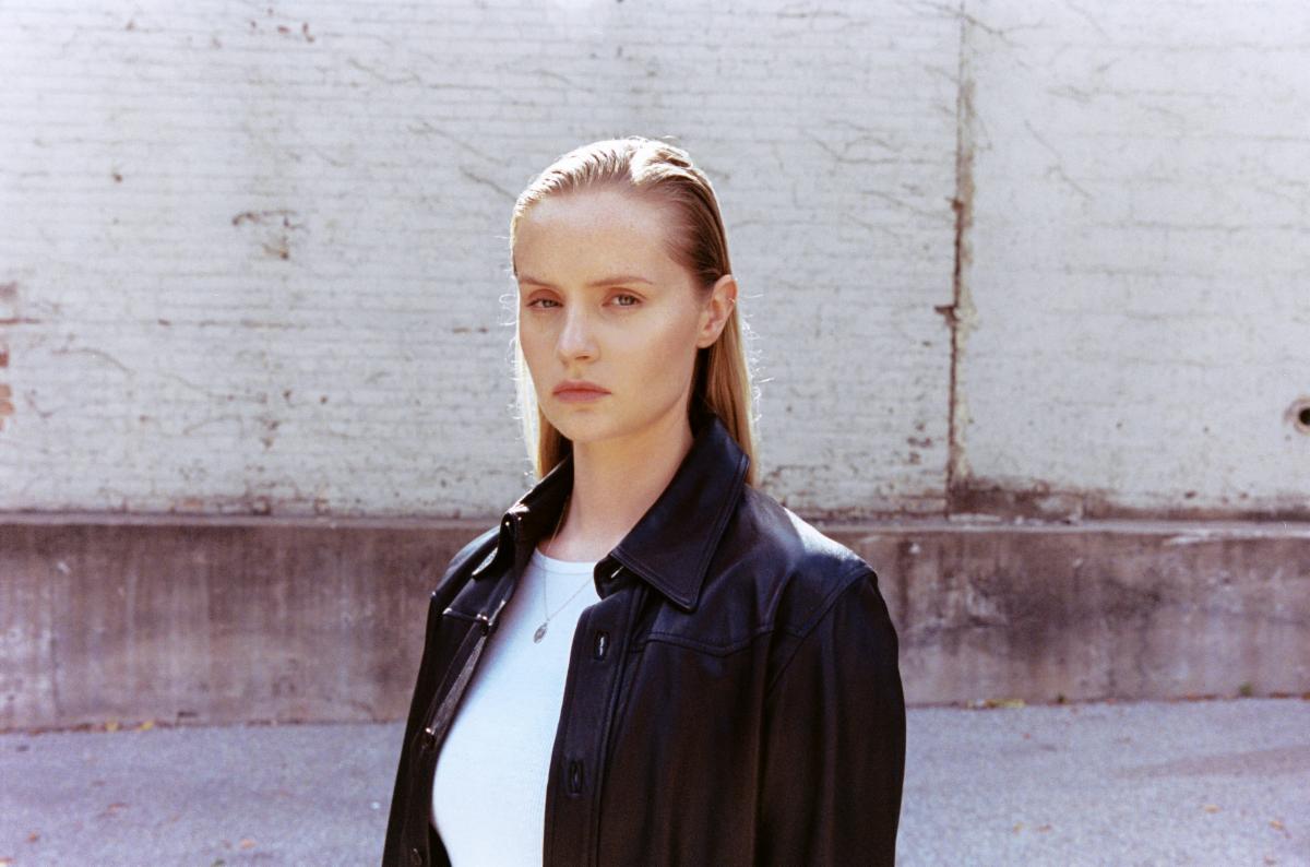 Charlotte Day Wilson has shared her new single “Mountains.”