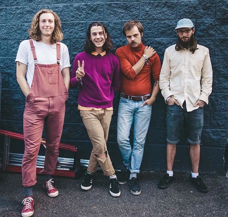 Vancouver band Peach Pit have shared the new video“Shampoo Bottles”