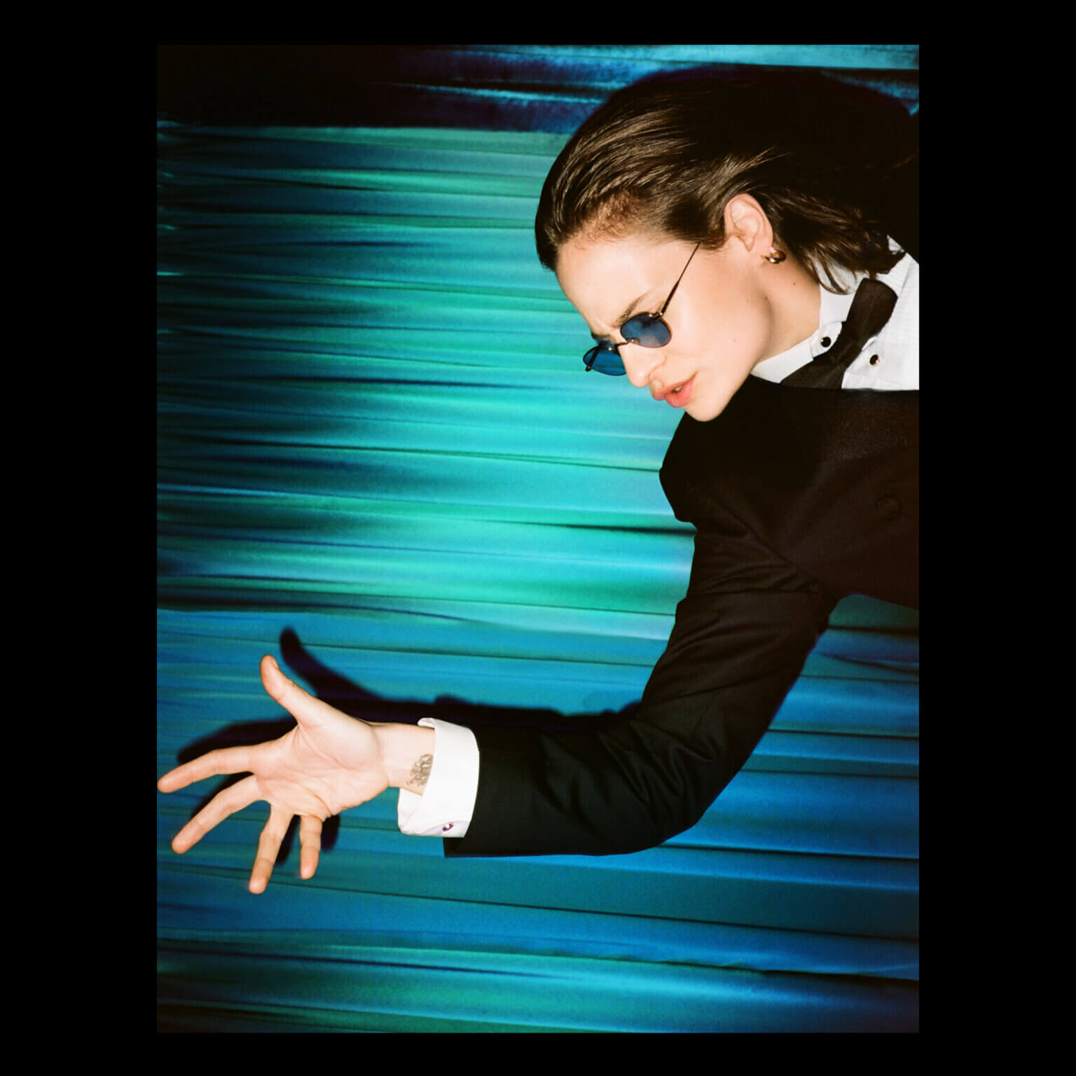 Christine and the Queens Returns With “Je te vois enfin.” Produced by Christine and Mike Dean, the track is now available via DSPs