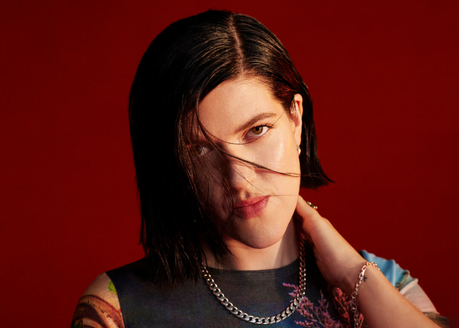 Romy of The xx, has shared a new single, “Strong” featuring Fred again, alongside a video directed by her wife, artist Vic Lentaigne