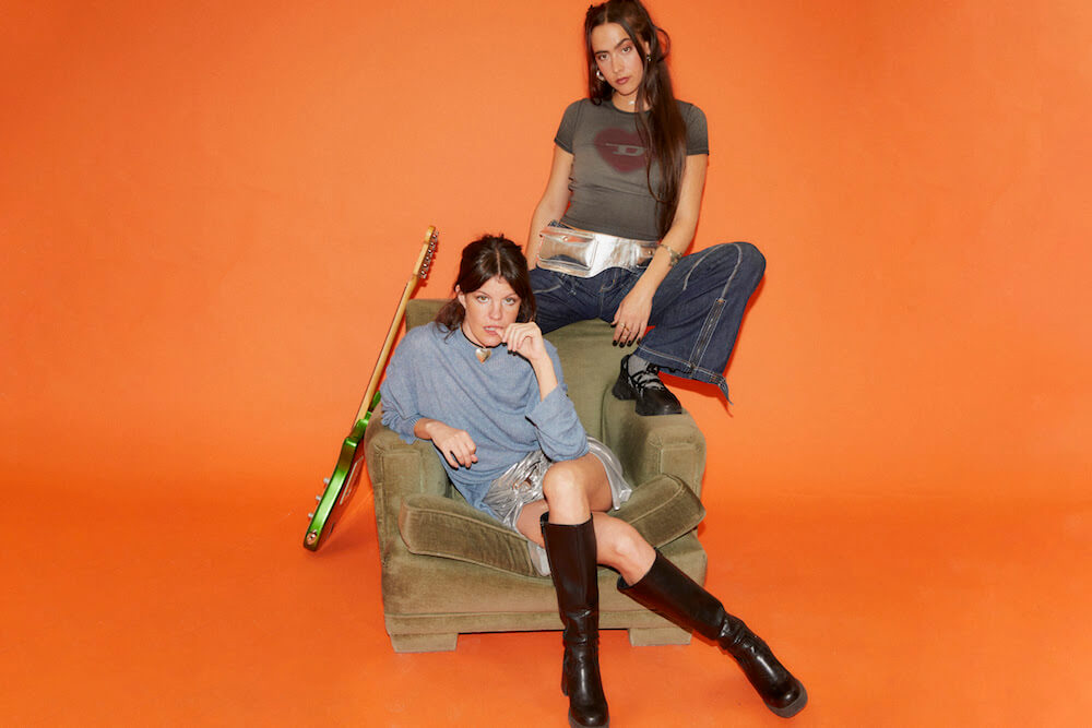 Hinds have shared another track “En Forma.” The track is the band's forthcoming LP Viva Hinds, available September 6th via Lucky Number