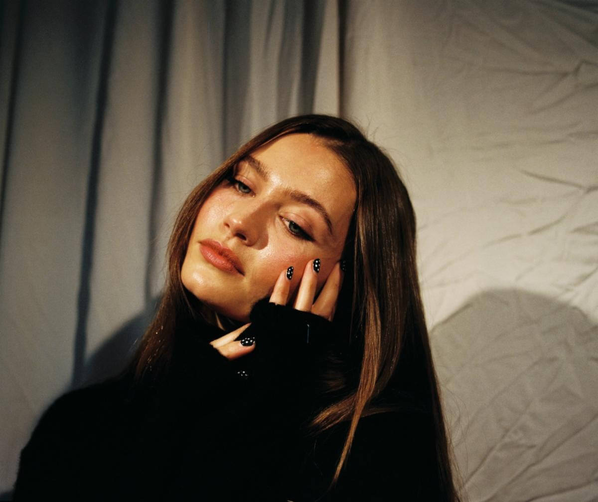 Los Angeles singer-songwriter Cat Matthews returns today with “Kaleidoscope Eyes” the track is off her forthcoming, debut album due next year