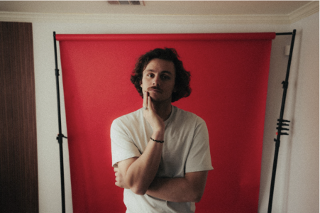 “Place I Hate" by Evan Honer" is Northern Transmissions Song of the Day. The artist latest single is now available via Cloverdale Records