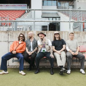 Idles contribute new tracks to Darren Aronofsky Film Been Caught Stealing. Today, the band have shared new single "Rabbit Run"