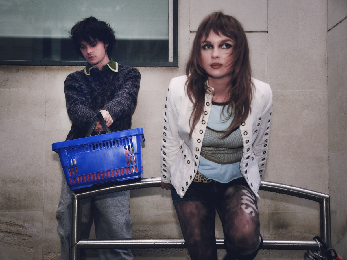 PUNCHBAG, the UK duo that includes Clara and Anders Bach, have dropped new single “What's In My Bag,” the track is off their EP I Am Obsessed PUNCHBAG, the UK duo that includes Clara and Anders Bach, have dropped new single “What's In My Bag,” the track is off their EP I Am Obsessed